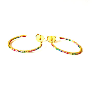 Pendientes de plata de ley con baño de oro y circonitas multicolor. Las circonitas están tanto por dentro como por fuera para que los colores estén visible todo el tiempo. Estos pendientes son simplemente ideales para cualquier estilo. Combínalo como quieras.